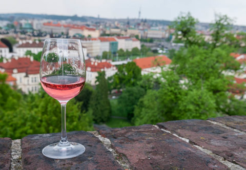 Začíná období růžových vín