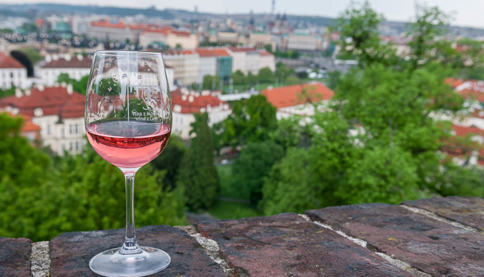 Začíná období růžových vín