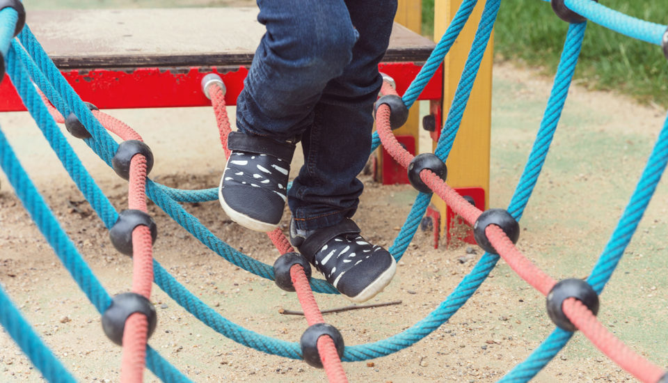 Pro a proti chůze v bosých botách