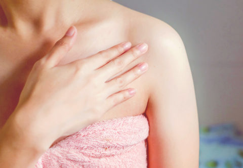 Obličej končí ve výstřihu: 8 tipů, jak pečovat o dekolt