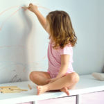 Naučte děti kreslit a zatočte se skvrnami, když se netrefí na papír