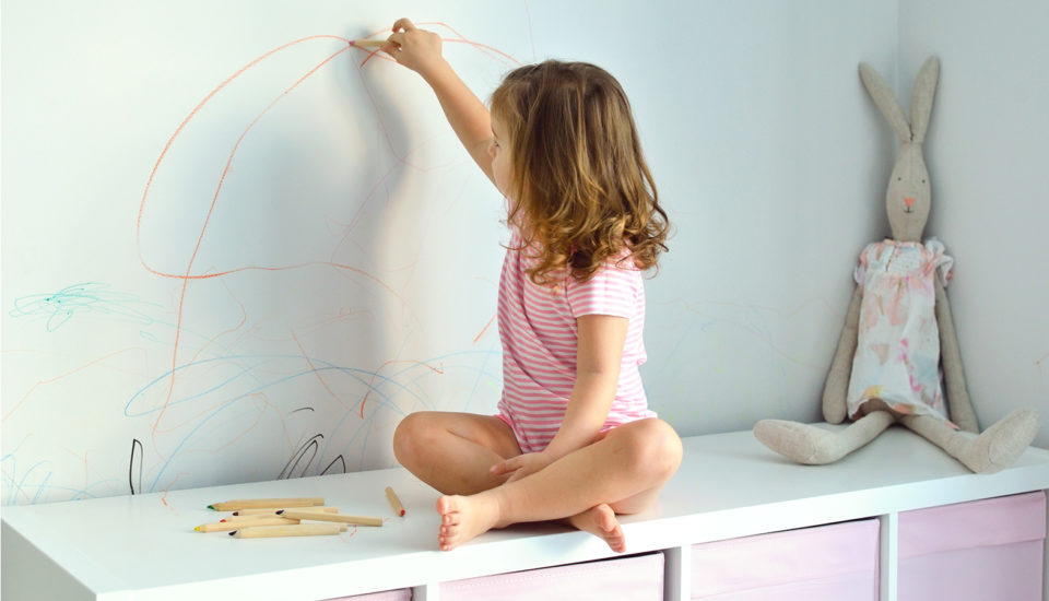 Naučte děti kreslit a zatočte se skvrnami, když se netrefí na papír