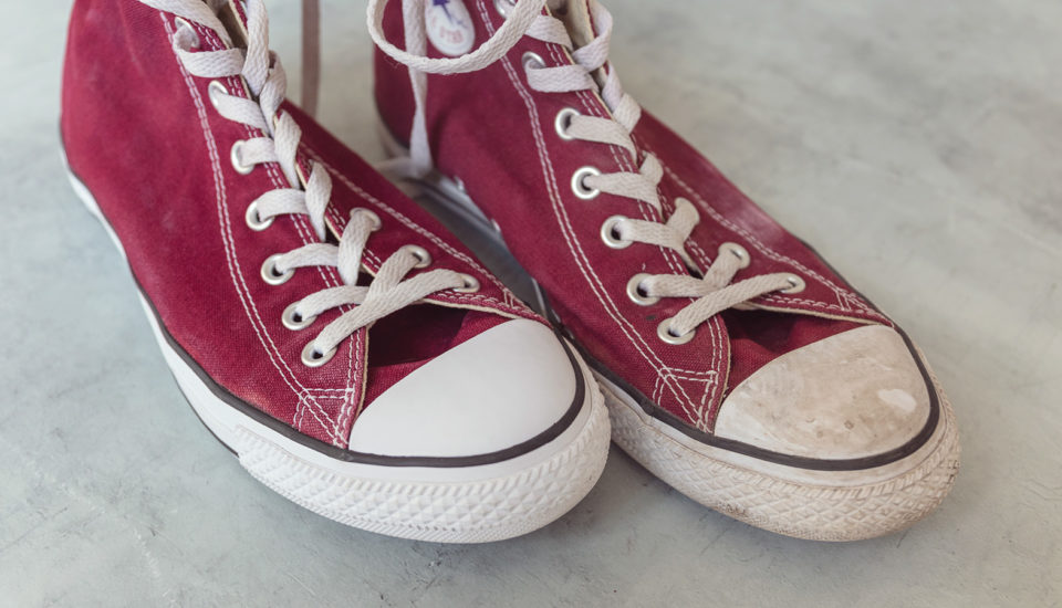 Vyzkoušeli jsme 5 způsobů, jak vyčistit tenisky, které se nesmí prát