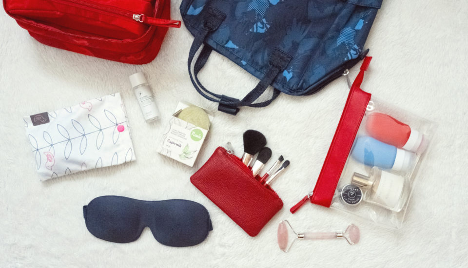 Kosmetiku vozím v malé taštičce, a přesto mi nic nechybí. Jak na to?