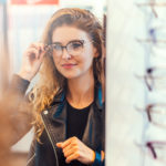 Vybírám nové brýle! Optik radí, jaký tvar a materiál k vašemu obličeji