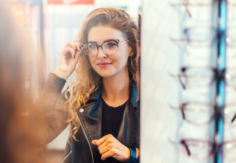 Vybírám nové brýle! Optik radí, jaký tvar a materiál k vašemu obličeji