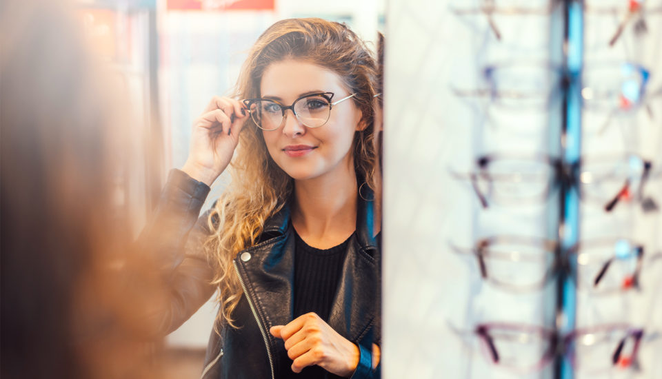 Vybírám nové brýle! Optik radí, jaký tvar a materiál k vašemu obličeji