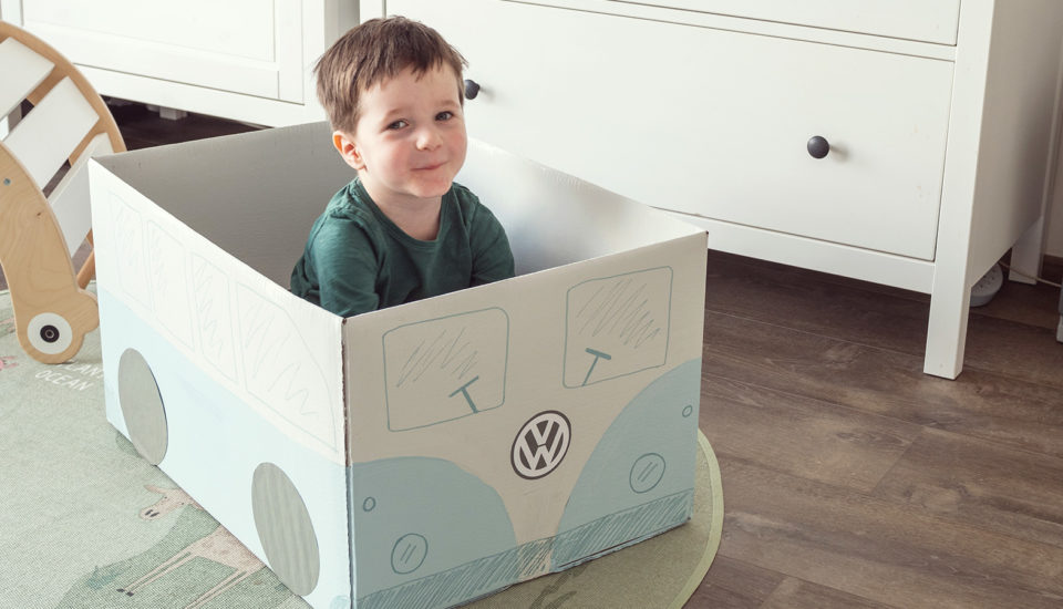 Vyrobte s dětmi hračky z krabic: Návod na autobus a parkoviště