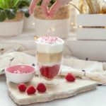 Latté s malinami a bílou čokoládou si zamilujete nejen na Valentýna