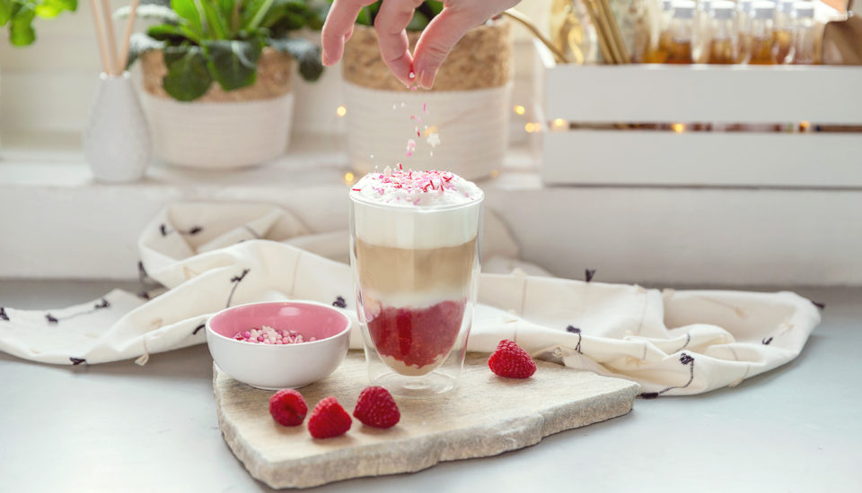 Latté s malinami a bílou čokoládou si zamilujete nejen na Valentýna
