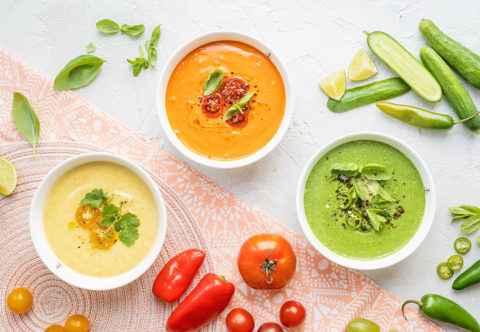Studené polévky jsou letní hit! Tři vyladěné recepty a univerzální návod