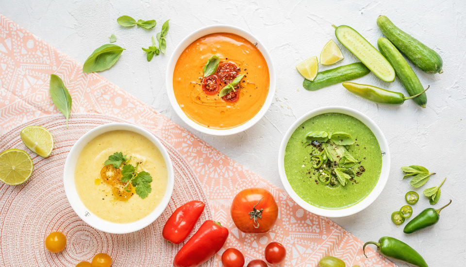 Studené polévky jsou letní hit! Tři vyladěné recepty a univerzální návod