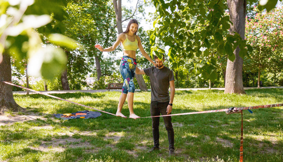 Učím se chodit „po provaze“! Jak na slackline, sport a zábavu pro celou rodinu?