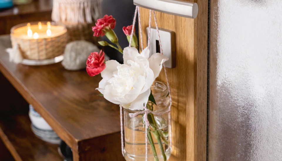 Závěsná vázička za pár vteřin. Návod, ke kterému stačí provázek a sklenice