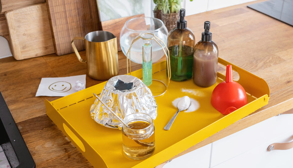 Sopka z jedlé sody a další tři pokusy pro děti. Skvělá zábava a navíc praktická ukázka fyziky!