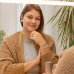 Jeden řetízek, nebo víc? Jak vrstvit šperky napříč barvami a materiály