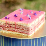 Upečte punčové řezy bez umělých barviv. Zákusek z cukrárny, který zvládnete snadno i doma