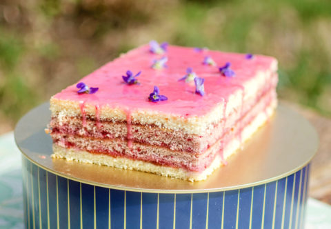 Upečte punčové řezy bez umělých barviv. Zákusek z cukrárny, který zvládnete snadno i doma