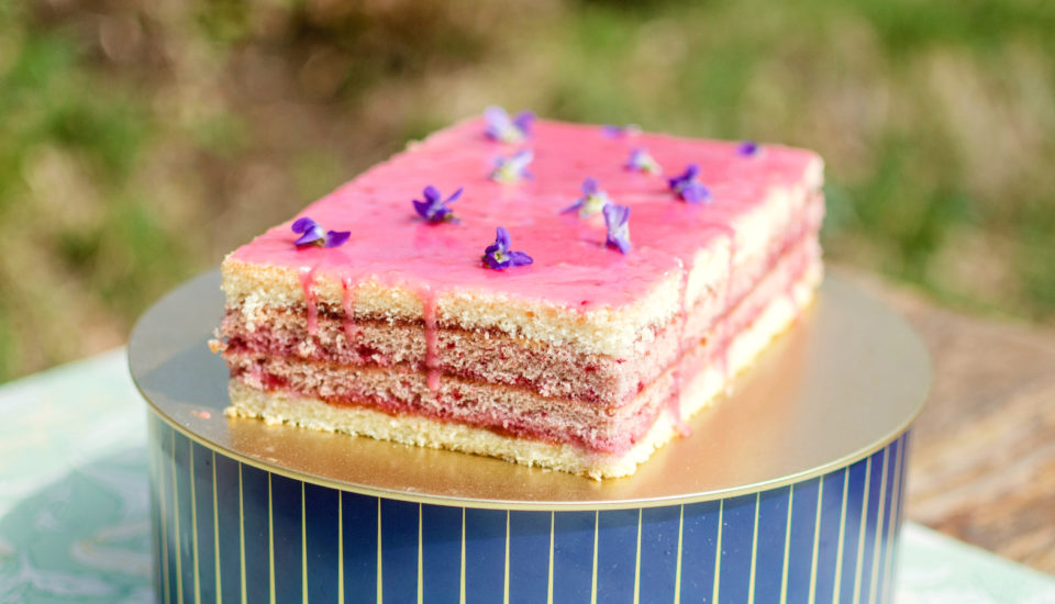 Upečte punčové řezy bez umělých barviv. Zákusek z cukrárny, který zvládnete snadno i doma