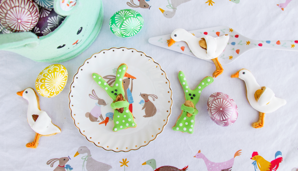 Letos pro koledníky upeču mrkvové sušenky a ozdobím je královskou glazurou. Jak na to?