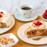 Třímlékový dort je dezert, který u nás všichni milují. Zkuste jeho variantu s kávovým přelivem