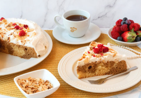 Třímlékový dort je dezert, který u nás všichni milují. Zkuste jeho variantu s kávovým přelivem