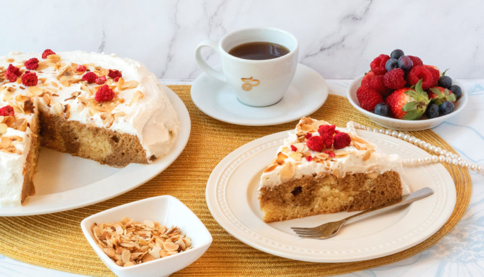 Třímlékový dort je dezert, který u nás všichni milují. Zkuste jeho variantu s kávovým přelivem