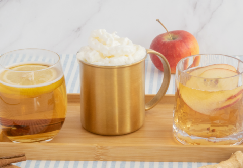 Svařený cider s karamelem a šlehačkou a další dva hřejivé recepty