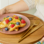 Podzimní snídaňový francouzský toast s vanilkovou omáčkou, který snídáme o víkendech
