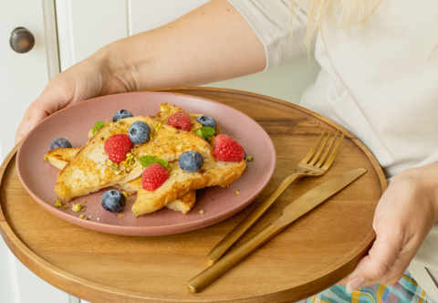 Podzimní snídaňový francouzský toast s vanilkovou omáčkou, který snídáme o víkendech