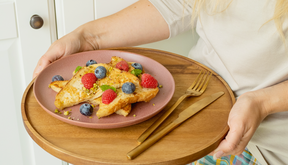 Podzimní snídaňový francouzský toast s vanilkovou omáčkou, který snídáme o víkendech