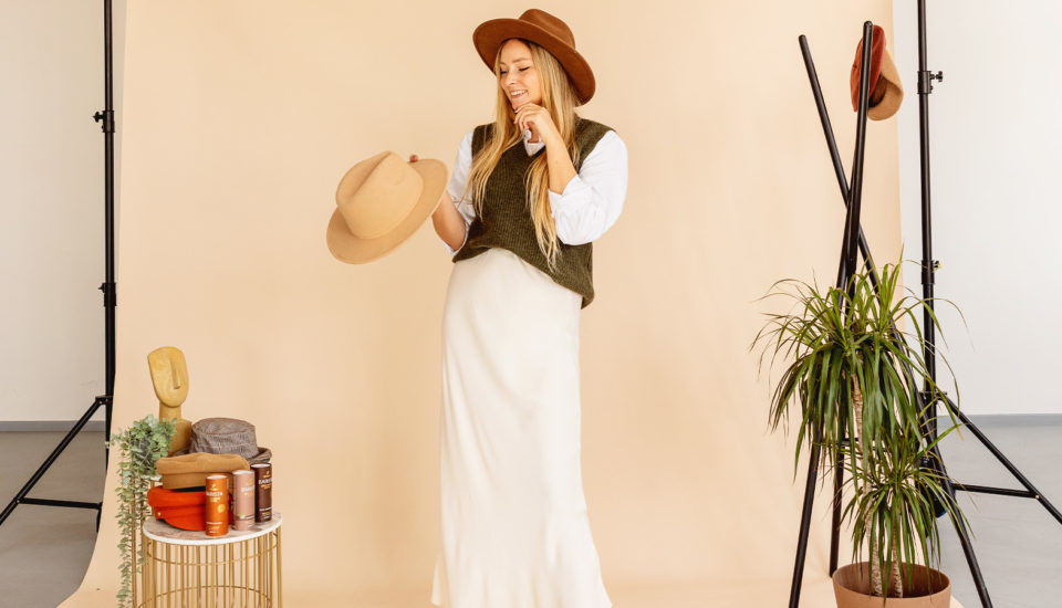 Klobouky nestárnou! Jak je nosit a pečovat o ně, aby byly pořád nadčasové a jako nové