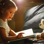 Nebojte se trapnosti ani vlastního hlasu. Čtením a vyprávěním pohádek obohacujete nejen vaše děti, ale i sebe