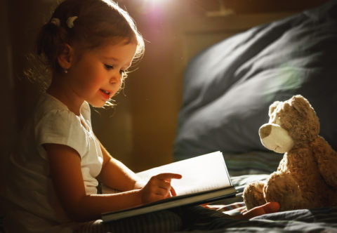 Nebojte se trapnosti ani vlastního hlasu. Čtením a vyprávěním pohádek obohacujete nejen vaše děti, ale i sebe