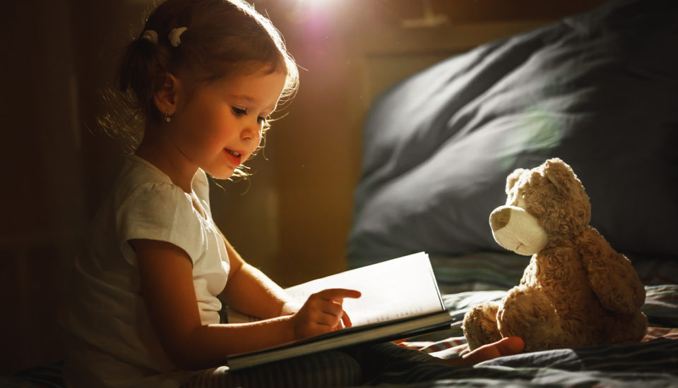 Nebojte se trapnosti ani vlastního hlasu. Čtením a vyprávěním pohádek obohacujete nejen vaše děti, ale i sebe