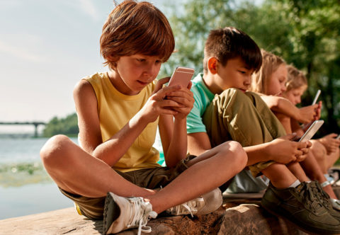 Je vaše dítě závislé na telefonu? Nezakazujte mu ho. Odpojíte ho tím od vrstevníků, vysvětluje psycholožka