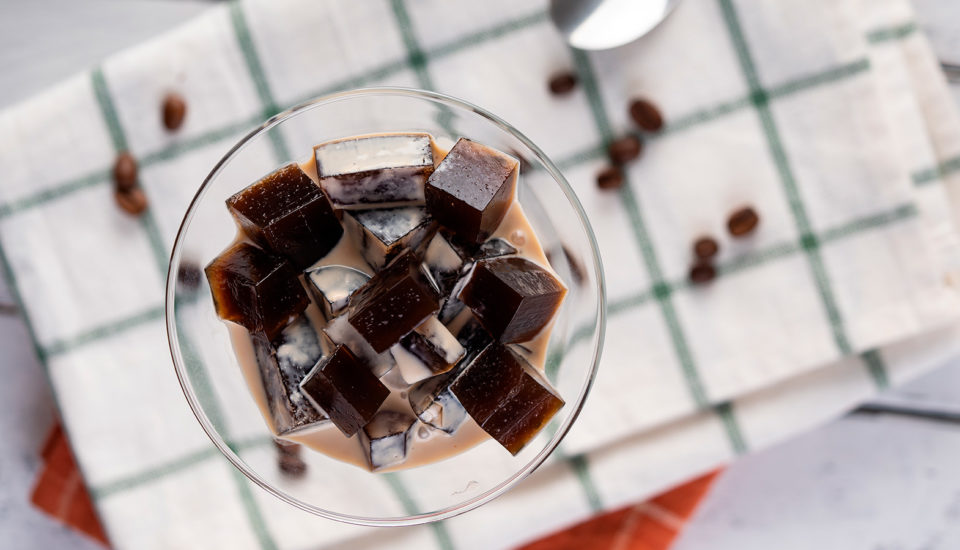 Povzbuzující káva a osvěžující dezert v jednom… Pozvěte své blízké na jedlou kávu neboli Coffee Jelly!
