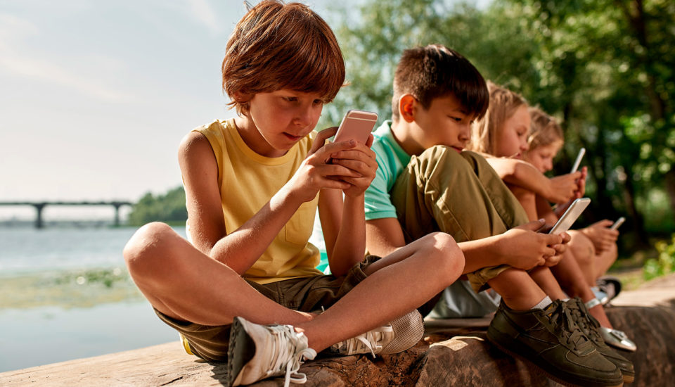Je vaše dítě závislé na telefonu? Nezakazujte mu ho. Odpojíte ho tím od vrstevníků, vysvětluje psycholožka