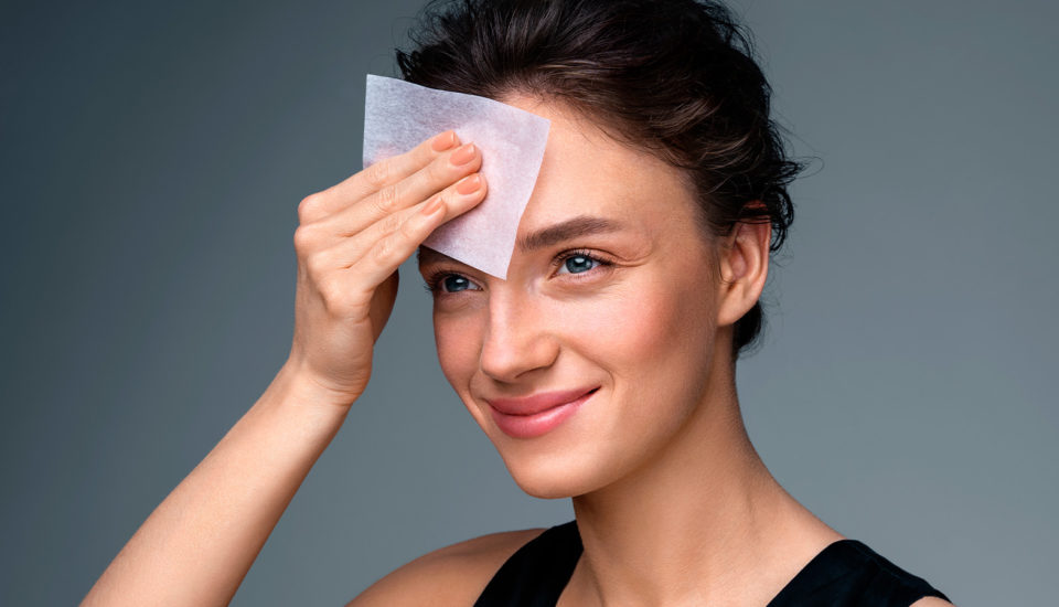 Pot a slzy léta. Pomoc, teče mi obličej – co proti pocení dělat?