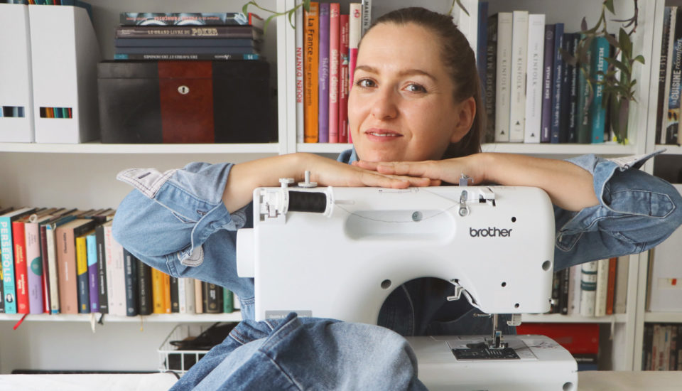 Škola upcyclingu: Ze starých džín nové kousky na sebe i do domácnosti