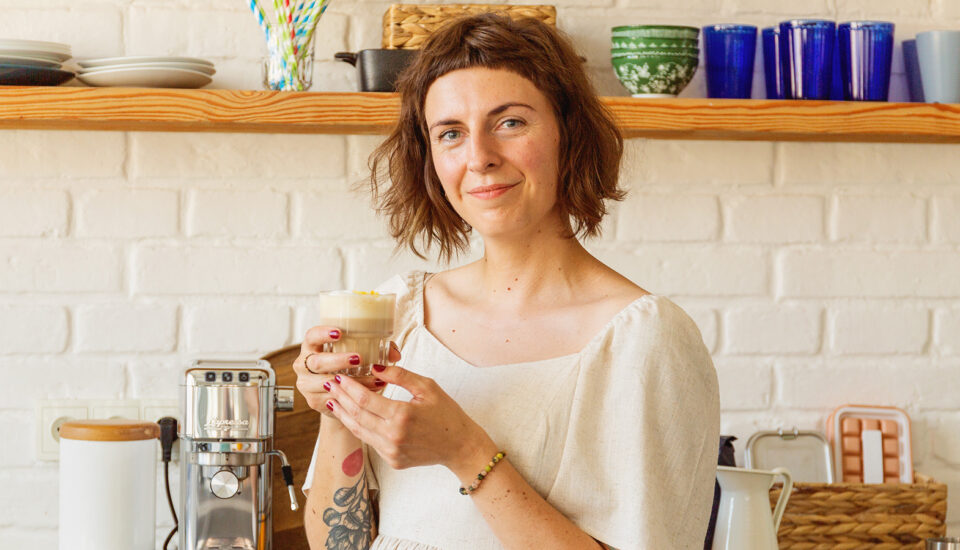 Pomerančové cortado: Připravte si flat white Španělů s pár kapkami slunce