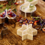 Adventní upcycling: Vyrábím svíčky ze starých vykrajovátek na cukroví