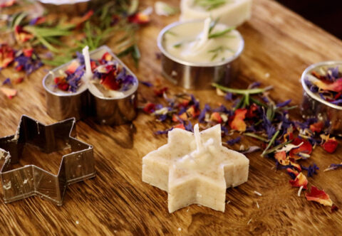 Adventní upcycling: Vyrábím svíčky ze starých vykrajovátek na cukroví