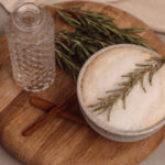 Skořicové latte s rozmarýnem: Sametově kořeněná káva, která vás zahřeje až do morku kostí