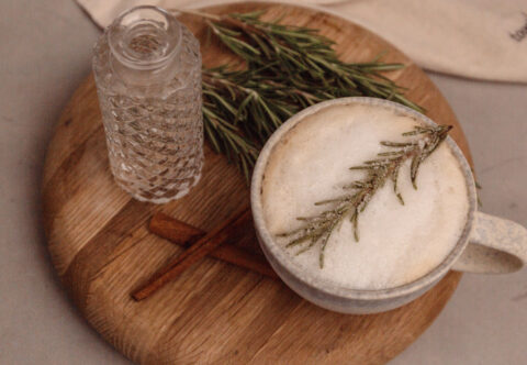 Skořicové latte s rozmarýnem: Sametově kořeněná káva, která vás zahřeje až do morku kostí