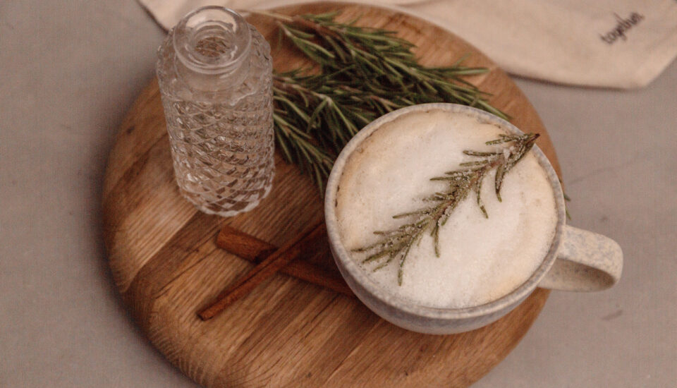 Skořicové latte s rozmarýnem: Sametově kořeněná káva, která vás zahřeje až do morku kostí