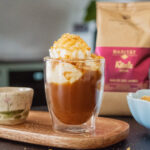 Káva inspirovaná Crème brûlée: s vanilkovou šlehačkou a karamelovými křupinkami