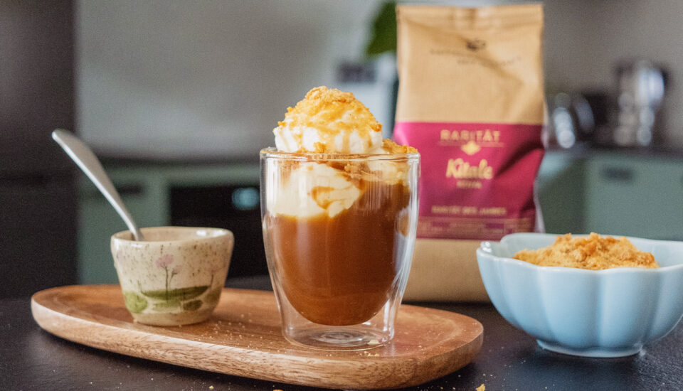 Káva inspirovaná Crème brûlée: s vanilkovou šlehačkou a karamelovými křupinkami