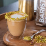 Sametová pistáciová káva s našlehaným rostlinným mlékem. Jak na ni?