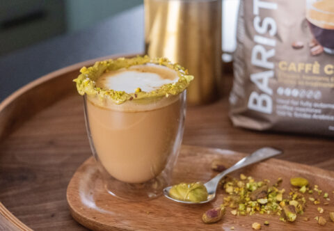 Sametová pistáciová káva s našlehaným rostlinným mlékem. Jak na ni?